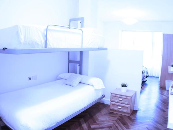 Zubia Urban Rooms : photo 6 de la chambre chambre familiale avec salle de bains commune