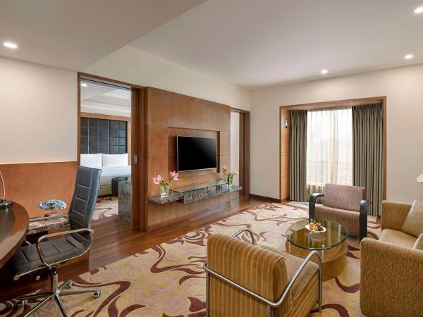 Radisson Blu Plaza Delhi Airport : photo 2 de la chambre deluxe suite with airport transfers, happy hours 03:00 pm to 06:00 pm -1+1, 20% discount on food & beverage and free pick up and drop to worldmark aerocity (subject to car availability)