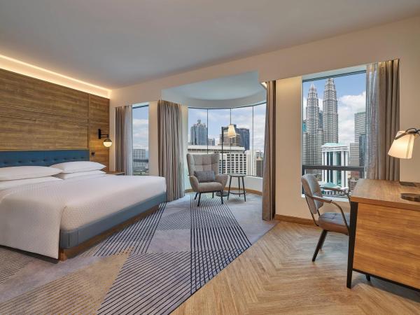 Four Points by Sheraton Kuala Lumpur, City Centre : photo 3 de la chambre large deluxe king room with twin towers view