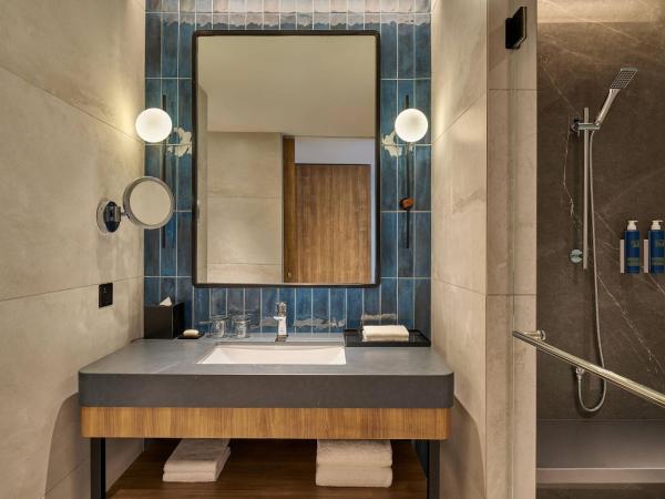 Four Points by Sheraton Kuala Lumpur, City Centre : photo 4 de la chambre deluxe double room with two double beds and twin towers view