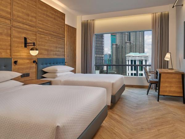 Four Points by Sheraton Kuala Lumpur, City Centre : photo 1 de la chambre deluxe double room with two double beds and twin towers view