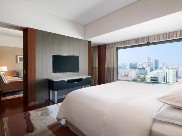 Sheraton Grand Beijing Dongcheng Hotel : photo 2 de la chambre suite exécutive lit king-size avec accès au salon club - vue sur ville