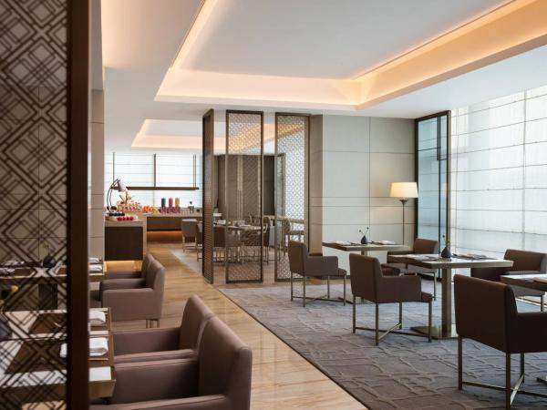 Courtyard By Marriott Xi'an North : photo 6 de la chambre chambre lit king-size club avec accès au salon club - vue sur ville