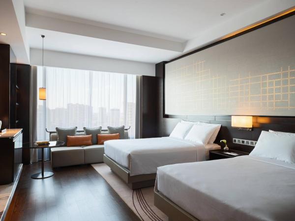 Renaissance Shenyang West Hotel : photo 1 de la chambre chambre de luxe avec 2 lits doubles - vue sur ville