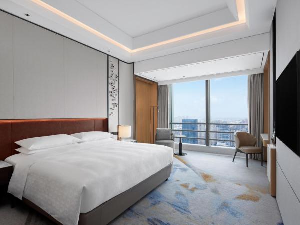 Sheraton Guangzhou Panyu : photo 1 de la chambre suite lit king-size - accès au salon
