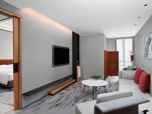 Sheraton Guangzhou Panyu : photo 2 de la chambre suite lit king-size - accès au salon