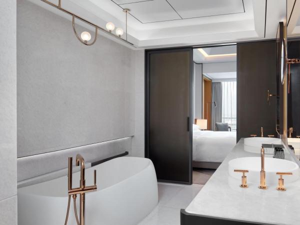 Sheraton Guangzhou Panyu : photo 3 de la chambre suite lit king-size - accès au salon