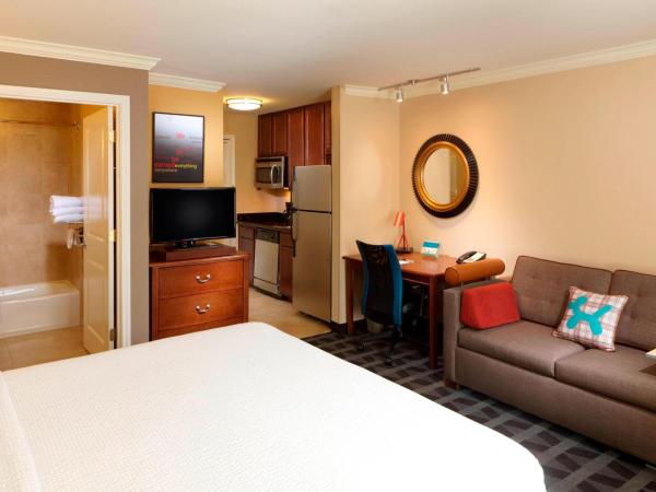 TownePlace Suites Houston Intercontinental Airport : photo 3 de la chambre studio lit king-size avec canapé-lit