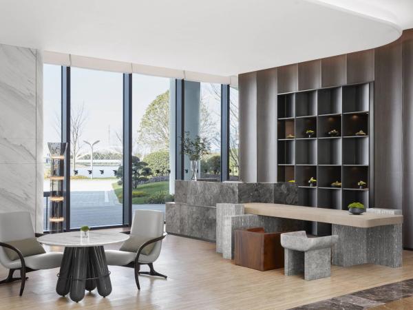 JW Marriott Shanghai Fengxian : photo 4 de la chambre executive lounge access suite with 1 king, lake view balcony