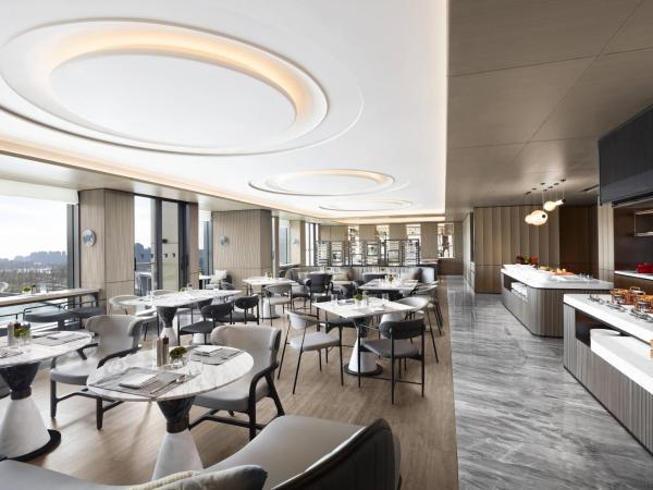 JW Marriott Shanghai Fengxian : photo 6 de la chambre executive lounge access suite with 1 king, lake view balcony