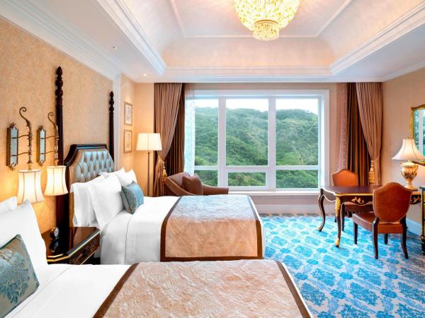 The Castle Hotel, a Luxury Collection Hotel, Dalian : photo 3 de la chambre chambre lits jumeaux de luxe avec vue sur la montagne