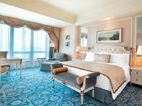 The Castle Hotel, a Luxury Collection Hotel, Dalian : photo 3 de la chambre grande chambre lit king-size - vue sur océan