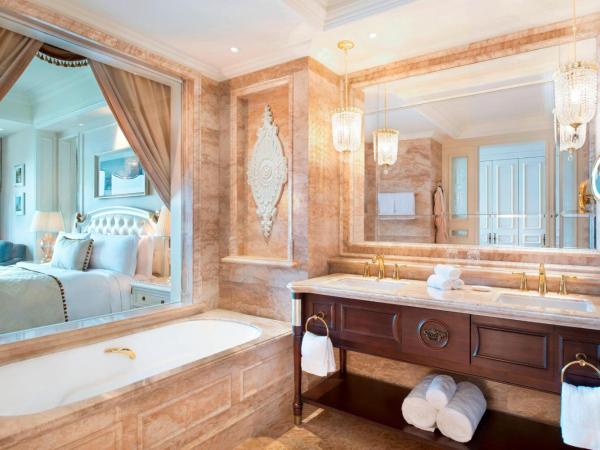 The Castle Hotel, a Luxury Collection Hotel, Dalian : photo 4 de la chambre grande chambre lit king-size - vue sur océan