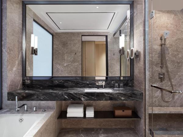 Sheraton Shanghai Fengxian : photo 3 de la chambre chambre lit king-size avec accès au salon club - vue sur ville.