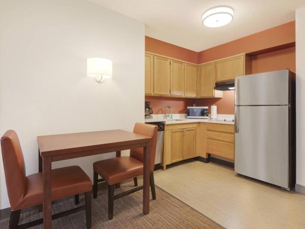 Residence Inn Indianapolis Airport : photo 2 de la chambre suite 1 chambre lit queen-size avec canapé-lit