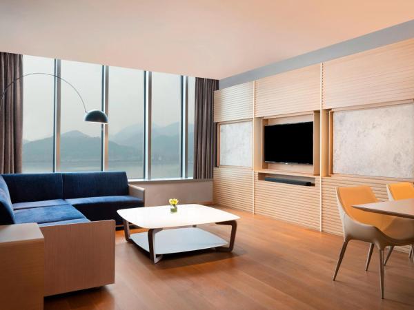 Le Meridien Hangzhou, Binjiang : photo 2 de la chambre suite exécutive lit king-size avec accès au salon exécutif