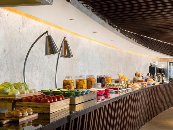 Le Meridien Hangzhou, Binjiang : photo 6 de la chambre suite exécutive lit king-size avec accès au salon exécutif