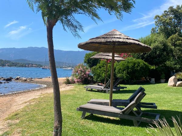 Maranatha, Location de Villas pieds dans l'eau : photo 1 de la chambre chambre double avec salle de bains privative