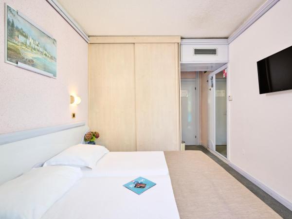 Hotel Plavi Plava Laguna : photo 4 de la chambre chambre classique avec balcon - côté parc