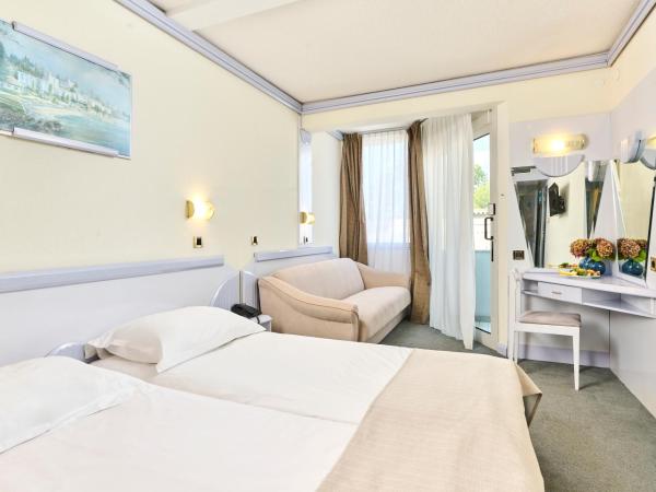 Hotel Plavi Plava Laguna : photo 1 de la chambre chambre classique avec lit d’appoint et balcon
