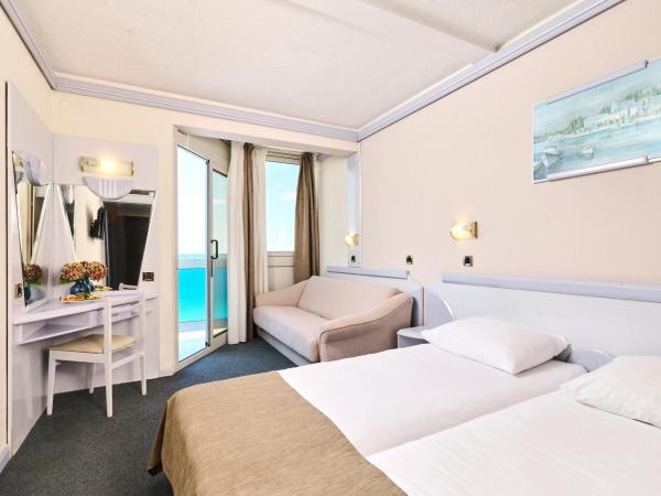 Hotel Plavi Plava Laguna : photo 1 de la chambre chambre classique avec lit d’appoint et balcon - vue sur mer