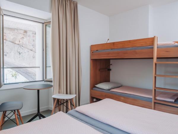 Montreux Youth Hostel : photo 3 de la chambre chambre quadruple avec salle de bains commune