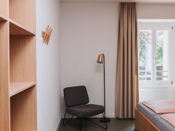 Montreux Youth Hostel : photo 3 de la chambre chambre double avec salle de bains privative