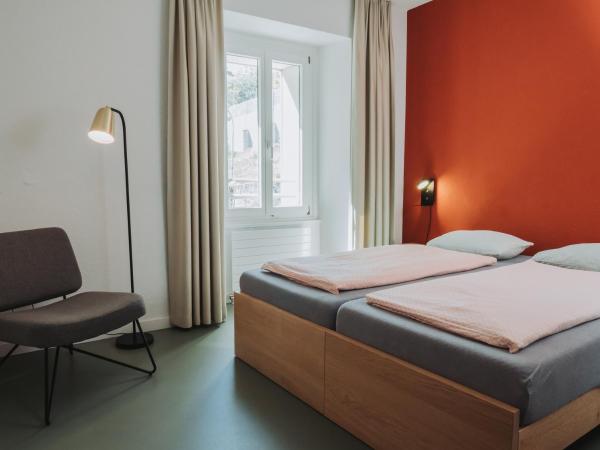 Montreux Youth Hostel : photo 7 de la chambre chambre double avec salle de bains privative