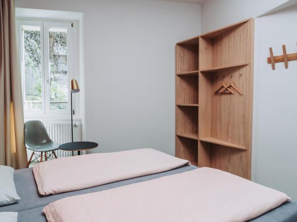 Montreux Youth Hostel : photo 4 de la chambre chambre simple avec salle de bains commune