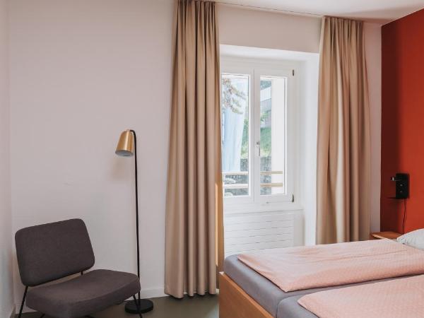 Montreux Youth Hostel : photo 1 de la chambre chambre lits jumeaux avec salle de bains commune