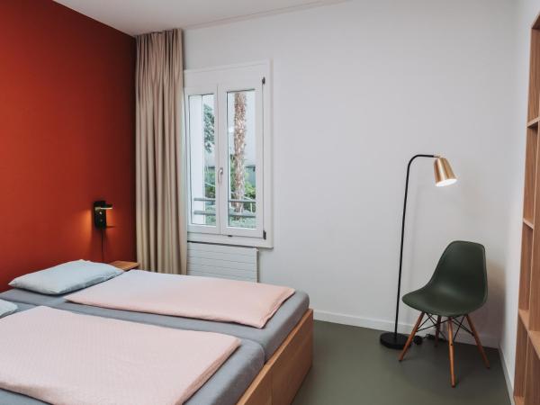 Montreux Youth Hostel : photo 6 de la chambre chambre lits jumeaux avec salle de bains commune