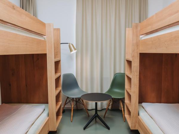 Montreux Youth Hostel : photo 8 de la chambre chambre quadruple avec salle de bains commune