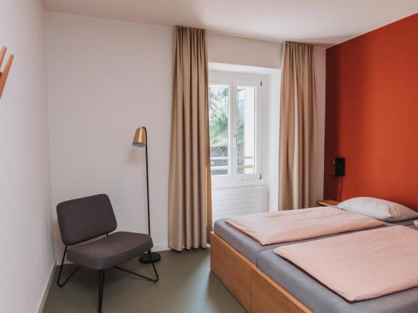 Montreux Youth Hostel : photo 6 de la chambre chambre double avec salle de bains privative