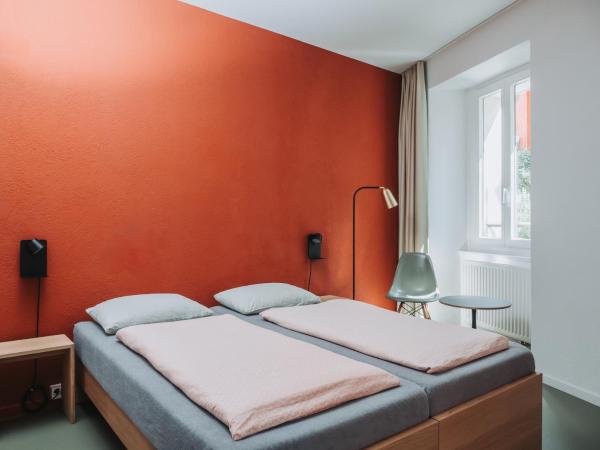 Montreux Youth Hostel : photo 5 de la chambre chambre double avec salle de bains privative