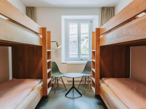 Montreux Youth Hostel : photo 5 de la chambre chambre quadruple avec salle de bains commune