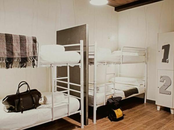 room00 Chueca Hostel : photo 1 de la chambre lit dans un dortoir femmes de 4 lits avec salle de bains privative