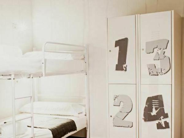 room00 Chueca Hostel : photo 3 de la chambre lit dans un dortoir femmes de 4 lits avec salle de bains privative