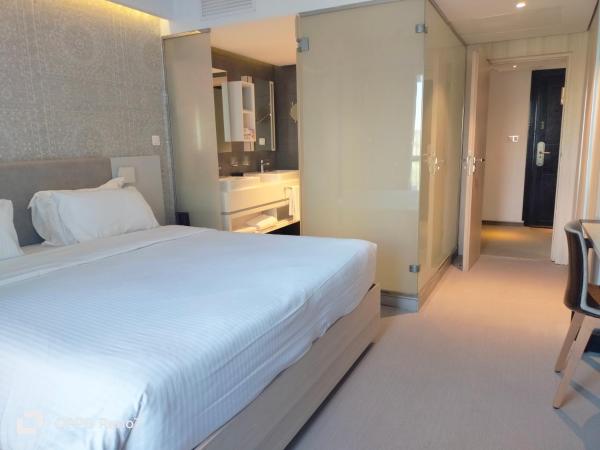 Golden Tulip El Mechtel : photo 2 de la chambre suite saveur avec 1 lit king-size