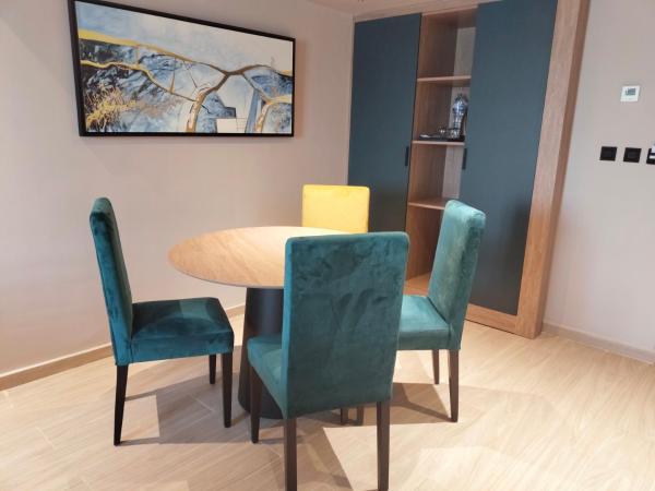 Golden Tulip El Mechtel : photo 7 de la chambre suite golden tulip avec 1 lit king-size et 2 lits simples