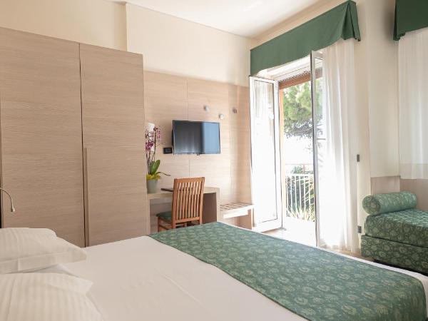 Hotel Esperia : photo 1 de la chambre chambre double ou lits jumeaux confort avec lit d'appoint et balcon