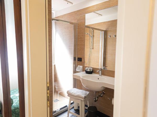 Hotel Esperia : photo 5 de la chambre chambre double ou lits jumeaux confort avec lit d'appoint et balcon