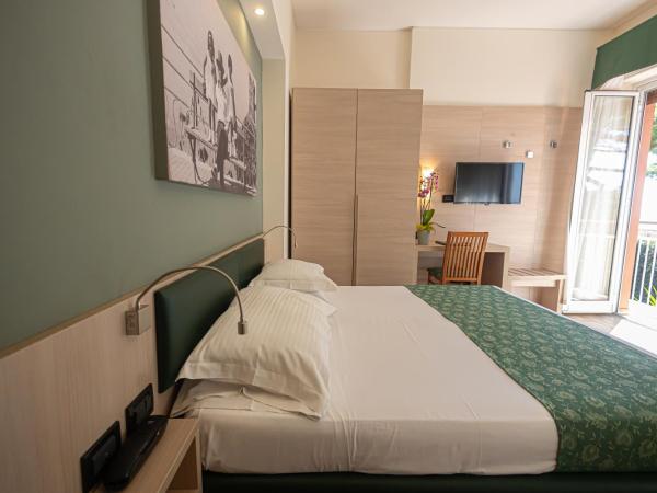 Hotel Esperia : photo 2 de la chambre chambre double ou lits jumeaux confort avec lit d'appoint et balcon