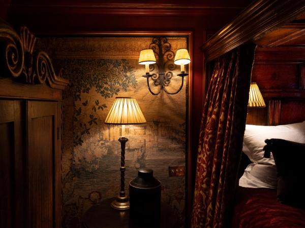 The Witchery by the Castle : photo 5 de la chambre suite de luxe - armurerie