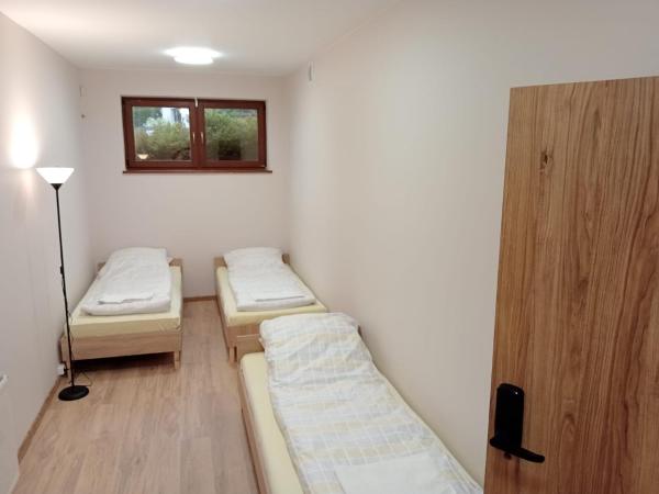 Villa Krasnowolska Airport : photo 4 de la chambre lit dans dortoir de 4 lits avec salle de bains commune
