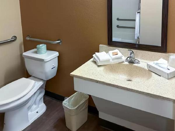 Suburban Studios Houston North I-45 : photo 8 de la chambre queen suite with roll-in shower - disability access/non smoking