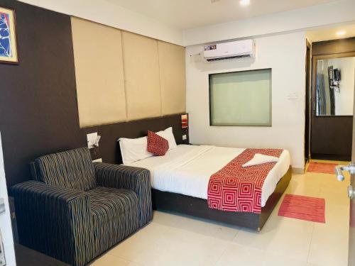 SK FIRST TRANSIT HOTEL Shamshabad : photo 2 de la chambre chambre double avec salle de bains privative