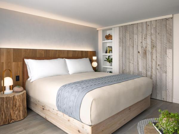 1 Hotel Toronto : photo 2 de la chambre chambre lit king-size avec balcon