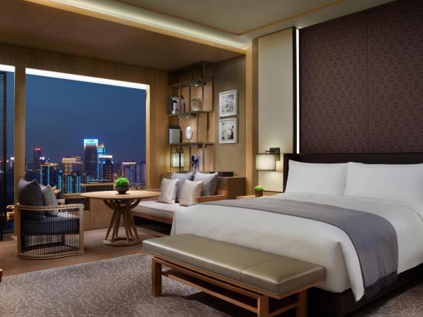 The Ritz-Carlton, Xi'an : photo 2 de la chambre chambre lit king-size avec accès au salon club - vue sur ville