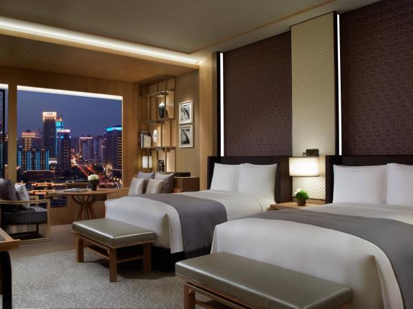 The Ritz-Carlton, Xi'an : photo 2 de la chambre chambre double avec 2 lits doubles et accès au salon club - vue sur ville