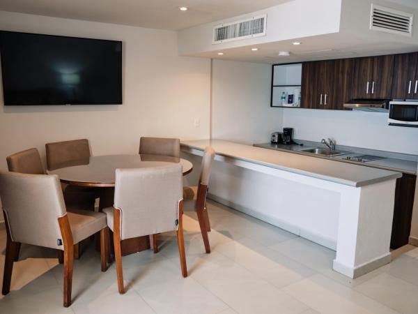 The Inn at Mazatlan : photo 6 de la chambre junior suite partial view